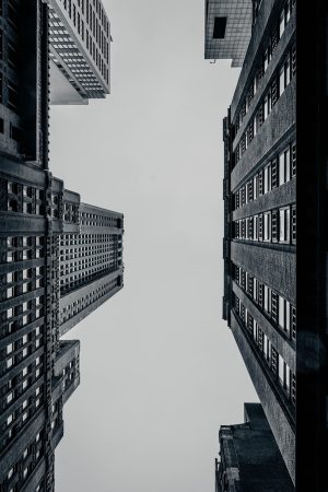 策驰影院剧集区都市剧封面，现代城市夜景，职场人物