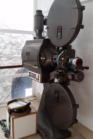 策驰影院推荐院线电影封面，科幻风格蓝紫色调，宇宙星云背景