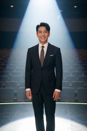 策驰影院综艺区脱口秀节目封面,喜剧演员站在聚光灯下